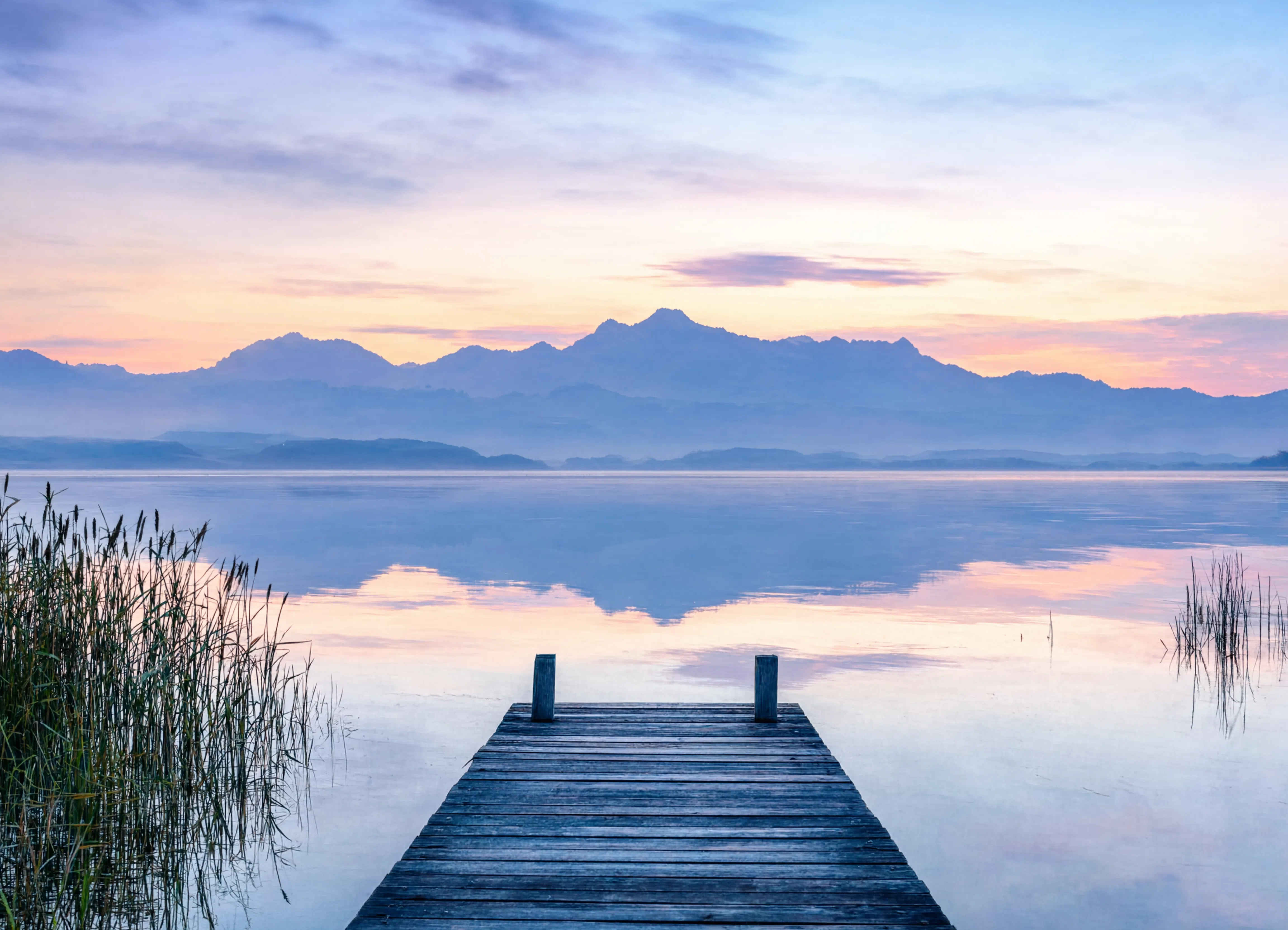 Bodensee Spiegelung – ruhiges Wasser an der deutsch-schweizerischen Grenze