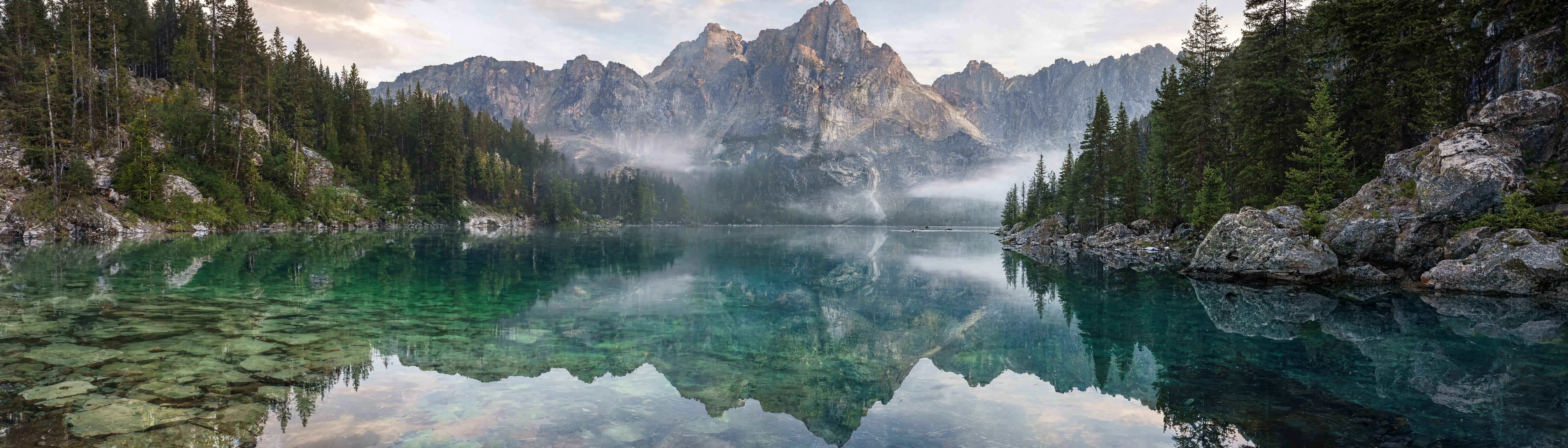 Stiller Bergsee in Deutschland – Nebel über dem Wasser im frühen Morgen